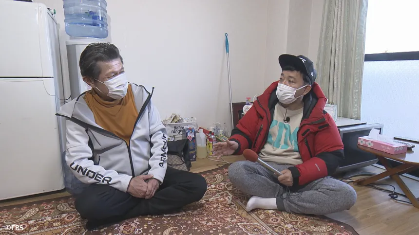 実家大掃除中  A daughter gives her father a gift of cleaning up: 
