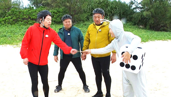 集まって何かを見る3人