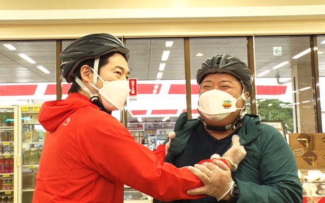 小杉の胸倉をつかむ今田