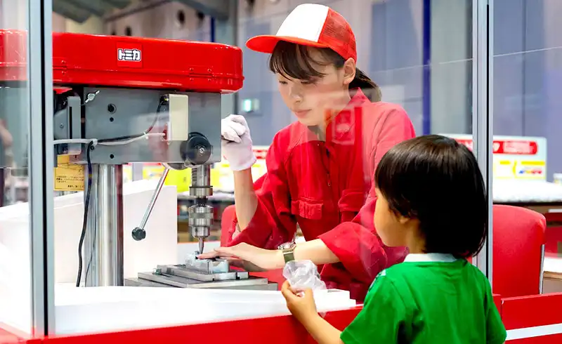 トミカ組立工場